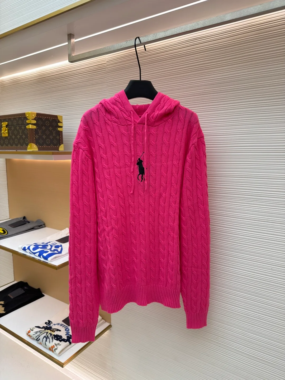 Ralph Lauren embroidered hooded cable sweater ●Original version: Purchased and developed for 4290 ●Item number: 1682170-B15 ●Material: wool twist fabric ●Technology: three-dimensional cable weaving ●Color: pink ●Version: fitted version ●Weight: about 580 grams ●Size: S-M-L-XL ●Description: Customized velvety wool twist, as light and warm as clouds, comfortable and close to the skin, with blazing pink as the canvas A touch of black is added as the highlight of the soul. Dare to stand out and know how to be restrained. The iconic horse logo embroidery is embellished on the chest. Untimely but fatal romance. Gentleman's style philosophy. The classic cable braiding structure design injects the soul. The arrangement is precise and orderly. The hooded dance combines strength and softness. It gives the classic a sense of the future and makes retro no longer old-fashioned. Stick to the eternal elegance and taste. Adopt imported machine embroidery technology, use advanced computer control system and precision mechanical components to achieve the iconic pony embroidery operation with high precision and smooth and delicate lines. Three-dimensional cable knitting uses clever shifting and interweaving of coils to cross-shift adjacent coils to form a twisting effect of the cable. The lines are smooth and regular. It is time-consuming and labor-intensive. The garment washing water is softened and deodorized through professional washing equipment and specific detergents. The clothes are deeply cleaned and deodorized to improve the feel and appearance of the clothes. The overall wiring is straight and delicate, the fabric is comfortable and soft, and the color is consistent without color difference. It can be matched with the same style to create a fashionable look and control various occasions. Customized accessories, complete with three standards, same style for men and women!
